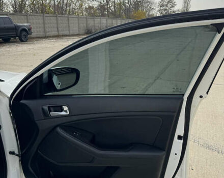 Белый Киа K5, объемом двигателя 2 л и пробегом 199 тыс. км за 12700 $, фото 25 на Automoto.ua