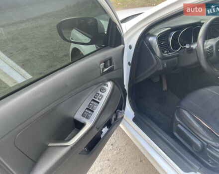 Белый Киа K5, объемом двигателя 2 л и пробегом 296 тыс. км за 12000 $, фото 9 на Automoto.ua
