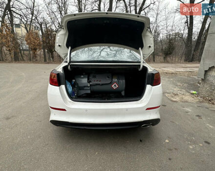 Белый Киа K5, объемом двигателя 2 л и пробегом 100 тыс. км за 9600 $, фото 1 на Automoto.ua
