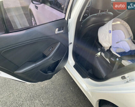 Белый Киа K5, объемом двигателя 2 л и пробегом 190 тыс. км за 11000 $, фото 5 на Automoto.ua