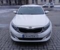 Белый Киа K5, объемом двигателя 2 л и пробегом 300 тыс. км за 8500 $, фото 1 на Automoto.ua
