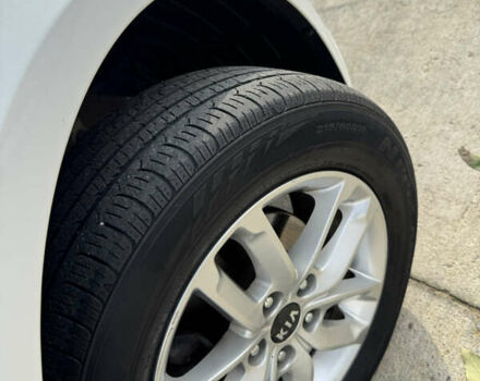 Белый Киа K5, объемом двигателя 2 л и пробегом 199 тыс. км за 12700 $, фото 22 на Automoto.ua