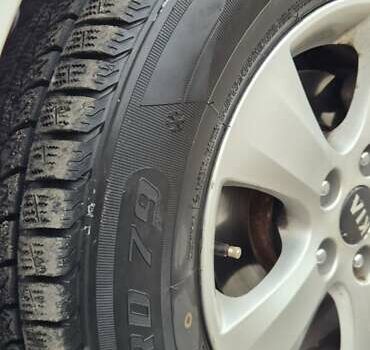 Белый Киа K5, объемом двигателя 2 л и пробегом 229 тыс. км за 9500 $, фото 5 на Automoto.ua