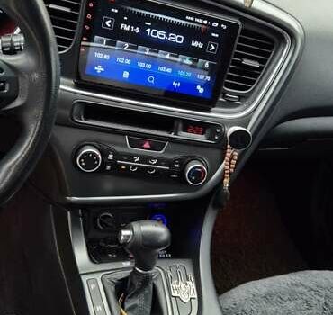 Белый Киа K5, объемом двигателя 2 л и пробегом 229 тыс. км за 9500 $, фото 8 на Automoto.ua