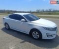 Белый Киа K5, объемом двигателя 2 л и пробегом 283 тыс. км за 9500 $, фото 1 на Automoto.ua