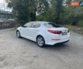 Белый Киа K5, объемом двигателя 2 л и пробегом 296 тыс. км за 12000 $, фото 6 на Automoto.ua