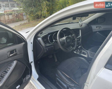 Белый Киа K5, объемом двигателя 2 л и пробегом 296 тыс. км за 12000 $, фото 8 на Automoto.ua