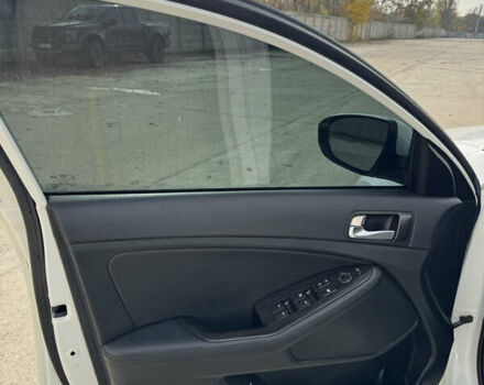 Белый Киа K5, объемом двигателя 2 л и пробегом 199 тыс. км за 12700 $, фото 16 на Automoto.ua