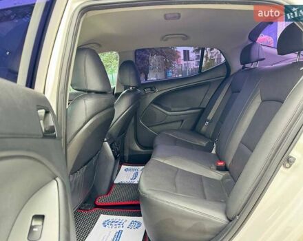 Белый Киа K5, объемом двигателя 2 л и пробегом 219 тыс. км за 11500 $, фото 15 на Automoto.ua