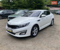 Белый Киа K5, объемом двигателя 2 л и пробегом 217 тыс. км за 11000 $, фото 1 на Automoto.ua