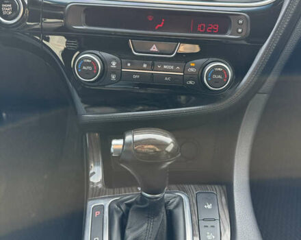 Белый Киа K5, объемом двигателя 2 л и пробегом 199 тыс. км за 12700 $, фото 37 на Automoto.ua