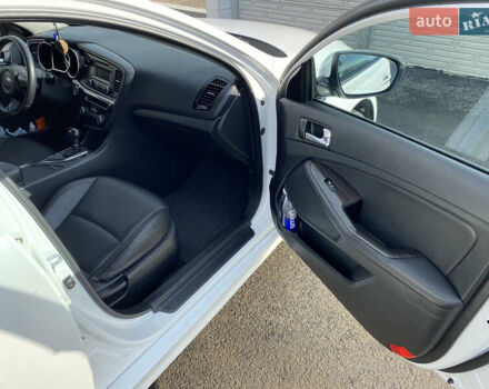 Белый Киа K5, объемом двигателя 2 л и пробегом 190 тыс. км за 11000 $, фото 3 на Automoto.ua