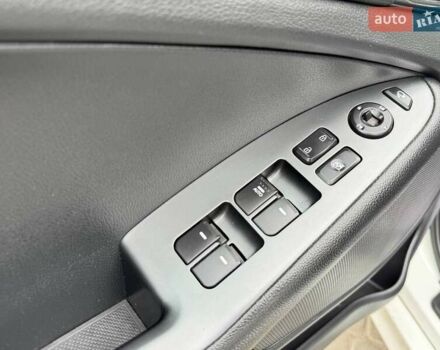 Белый Киа K5, объемом двигателя 2 л и пробегом 219 тыс. км за 11500 $, фото 9 на Automoto.ua