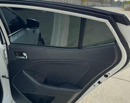 Белый Киа K5, объемом двигателя 2 л и пробегом 199 тыс. км за 12700 $, фото 27 на Automoto.ua