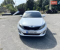 Белый Киа K5, объемом двигателя 2 л и пробегом 395 тыс. км за 9000 $, фото 2 на Automoto.ua