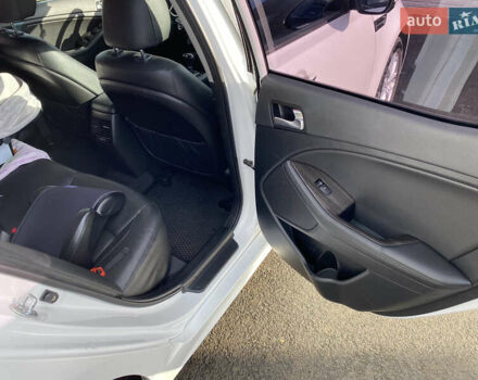 Белый Киа K5, объемом двигателя 2 л и пробегом 190 тыс. км за 11000 $, фото 4 на Automoto.ua