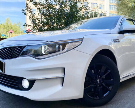 Белый Киа K5, объемом двигателя 2 л и пробегом 235 тыс. км за 12499 $, фото 1 на Automoto.ua
