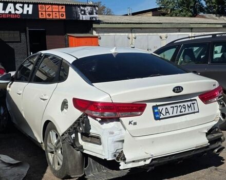 Белый Киа K5, объемом двигателя 2 л и пробегом 350 тыс. км за 4600 $, фото 1 на Automoto.ua
