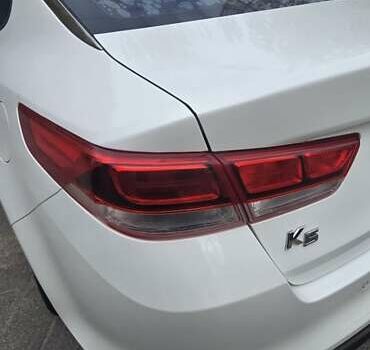 Белый Киа K5, объемом двигателя 2 л и пробегом 233 тыс. км за 11899 $, фото 35 на Automoto.ua