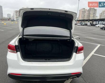 Белый Киа K5, объемом двигателя 2 л и пробегом 378 тыс. км за 9000 $, фото 1 на Automoto.ua