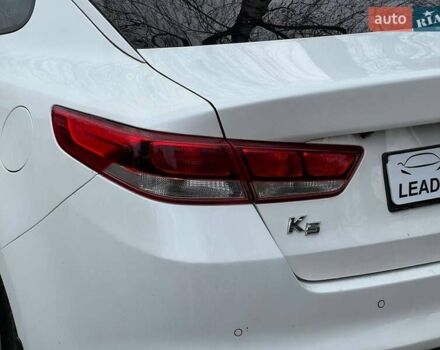 Білий Кіа K5, об'ємом двигуна 2 л та пробігом 133 тис. км за 10200 $, фото 17 на Automoto.ua