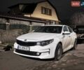 Белый Киа K5, объемом двигателя 2 л и пробегом 295 тыс. км за 10500 $, фото 1 на Automoto.ua