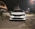 Белый Киа K5, объемом двигателя 2 л и пробегом 295 тыс. км за 10500 $, фото 1 на Automoto.ua