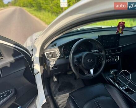 Белый Киа K5, объемом двигателя 2 л и пробегом 240 тыс. км за 10900 $, фото 11 на Automoto.ua