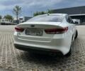 Белый Киа K5, объемом двигателя 2 л и пробегом 266 тыс. км за 10000 $, фото 3 на Automoto.ua