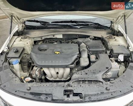 Белый Киа K5, объемом двигателя 2 л и пробегом 272 тыс. км за 12200 $, фото 6 на Automoto.ua