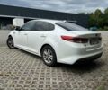 Белый Киа K5, объемом двигателя 2 л и пробегом 266 тыс. км за 10000 $, фото 2 на Automoto.ua