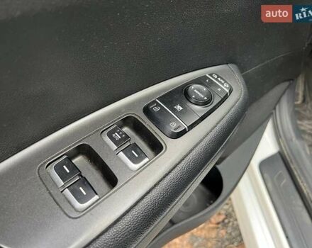 Білий Кіа K5, об'ємом двигуна 2 л та пробігом 133 тис. км за 10200 $, фото 6 на Automoto.ua