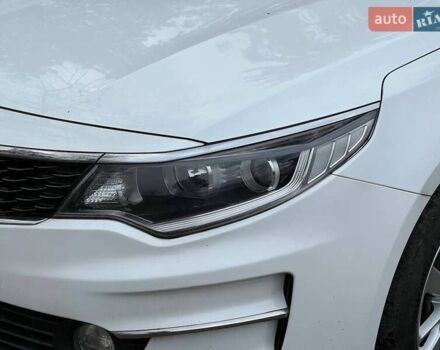 Білий Кіа K5, об'ємом двигуна 2 л та пробігом 133 тис. км за 10200 $, фото 2 на Automoto.ua