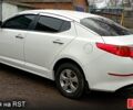 Белый Киа K5, объемом двигателя 20 л и пробегом 230 тыс. км за 9100 $, фото 2 на Automoto.ua