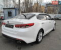 Белый Киа K5, объемом двигателя 2 л и пробегом 252 тыс. км за 11750 $, фото 6 на Automoto.ua
