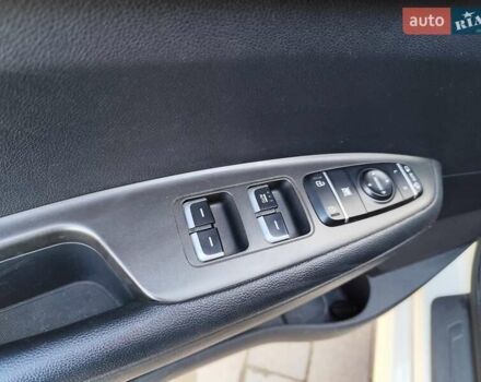 Білий Кіа K5, об'ємом двигуна 2 л та пробігом 384 тис. км за 10400 $, фото 12 на Automoto.ua