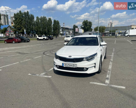 Белый Киа K5, объемом двигателя 2 л и пробегом 300 тыс. км за 10500 $, фото 3 на Automoto.ua