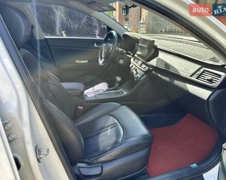 Белый Киа K5, объемом двигателя 2 л и пробегом 330 тыс. км за 9500 $, фото 6 на Automoto.ua