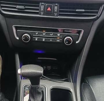 Білий Кіа K5, об'ємом двигуна 2 л та пробігом 320 тис. км за 10600 $, фото 8 на Automoto.ua