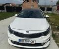 Белый Киа K5, объемом двигателя 2 л и пробегом 420 тыс. км за 9500 $, фото 1 на Automoto.ua
