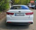 Белый Киа K5, объемом двигателя 2 л и пробегом 200 тыс. км за 4000 $, фото 5 на Automoto.ua