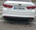 Білий Кіа K5, об'ємом двигуна 2 л та пробігом 320 тис. км за 10600 $, фото 3 на Automoto.ua