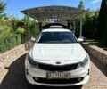 Белый Киа K5, объемом двигателя 2 л и пробегом 330 тыс. км за 9500 $, фото 3 на Automoto.ua