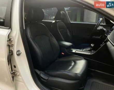 Белый Киа K5, объемом двигателя 2 л и пробегом 666 тыс. км за 9200 $, фото 2 на Automoto.ua