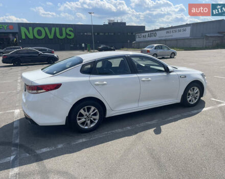 Белый Киа K5, объемом двигателя 2 л и пробегом 300 тыс. км за 10500 $, фото 2 на Automoto.ua