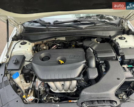 Білий Кіа K5, об'ємом двигуна 2 л та пробігом 338 тис. км за 8700 $, фото 2 на Automoto.ua