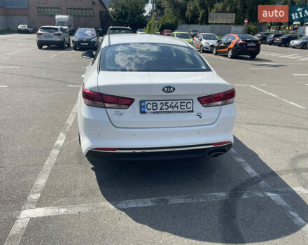Белый Киа K5, объемом двигателя 2 л и пробегом 300 тыс. км за 10500 $, фото 1 на Automoto.ua