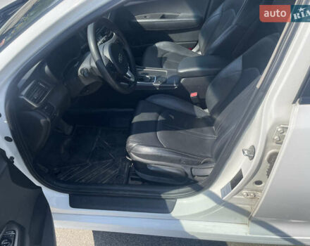 Белый Киа K5, объемом двигателя 2 л и пробегом 300 тыс. км за 10500 $, фото 5 на Automoto.ua