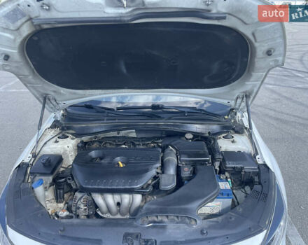 Белый Киа K5, объемом двигателя 2 л и пробегом 300 тыс. км за 10500 $, фото 11 на Automoto.ua