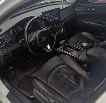 Білий Кіа K5, об'ємом двигуна 2 л та пробігом 320 тис. км за 10600 $, фото 5 на Automoto.ua